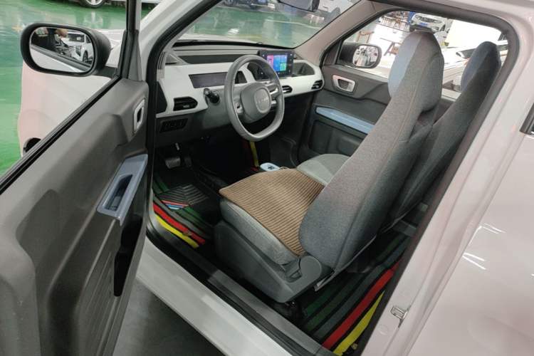 Used Geely Galaxy Panda 2023 Panda Mini 200km Endurance Bear Driver Seat