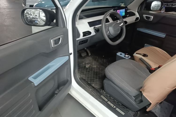 Used Geely Galaxy Panda 2023 Panda Mini 200km Endurance Bear Driver Seat