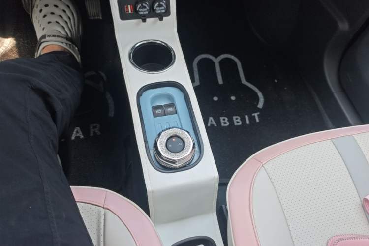 Used Geely Galaxy Panda 2023 Panda Mini 200km Endurance Bear Gear Lever