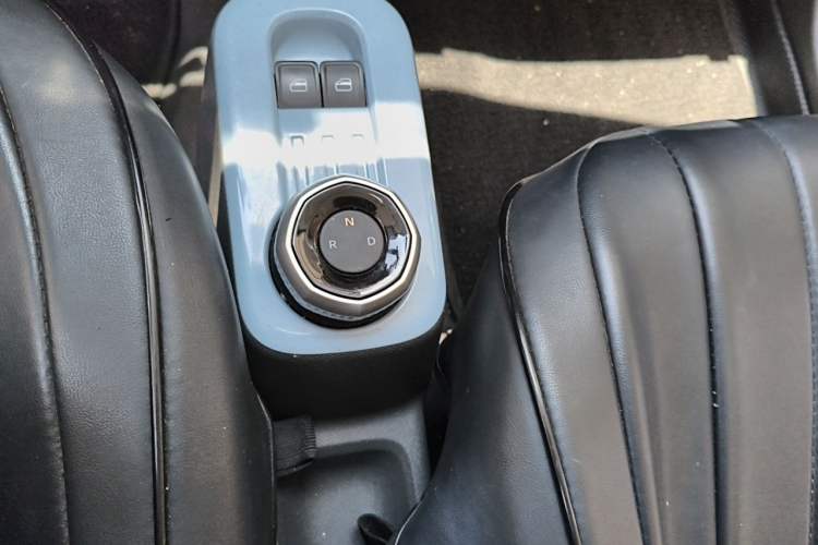 Used Geely Galaxy Panda 2023 Panda Mini 200km Endurance Bear Gear Lever