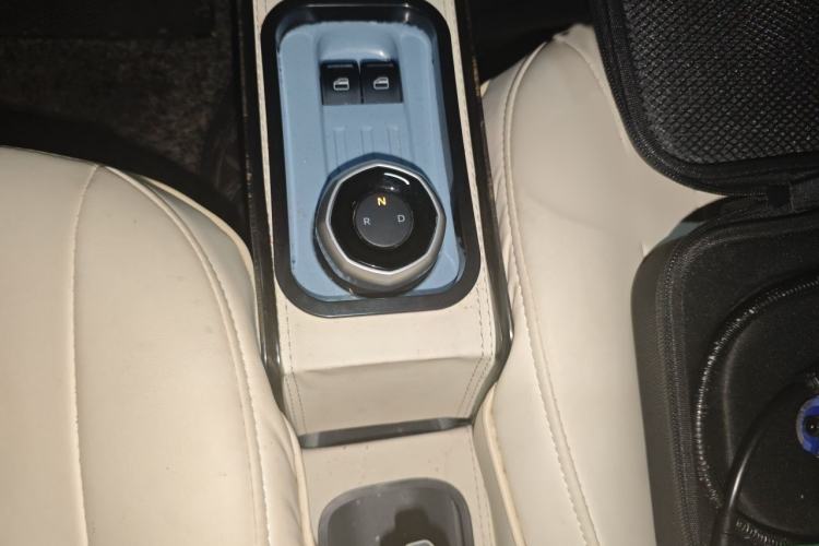 Used Geely Galaxy Panda 2023 Panda Mini 200km Endurance Bear Gear Lever
