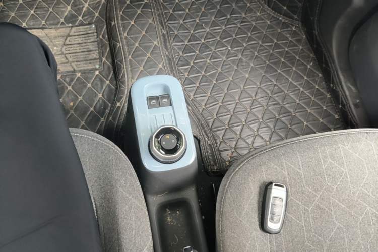 Used Geely Galaxy Panda 2023 Panda Mini 200km Endurance Bear Gear Lever