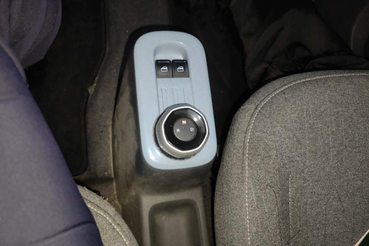 Used Geely Galaxy Panda 2023 Panda Mini 200km Endurance Bear Gear Lever