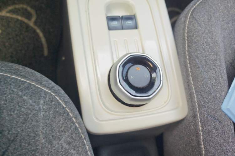 Used Geely Galaxy Panda 2023 Panda Mini 200km Endurance Bear Gear Lever
