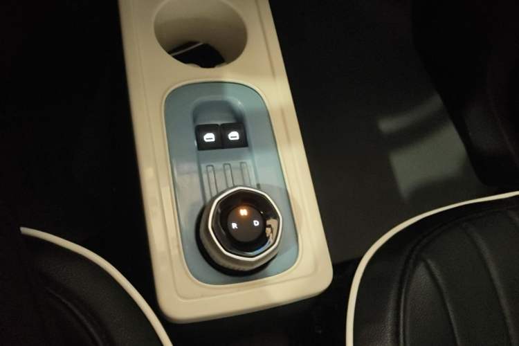 Used Geely Galaxy Panda 2023 Panda Mini 200km Endurance Bear Gear Lever