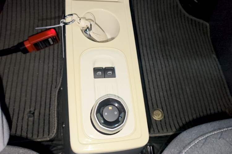 Used Geely Galaxy Panda 2023 Panda Mini 200km Endurance Bear Gear Lever