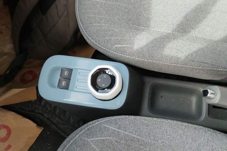 Used Geely Galaxy Panda 2023 Panda Mini 200km Endurance Bear Gear Lever