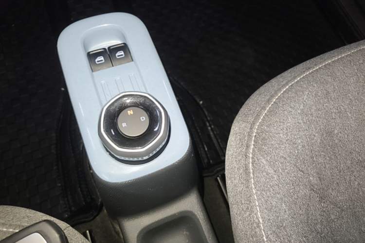 Used Geely Galaxy Panda 2023 Panda Mini 200km Endurance Bear Gear Lever
