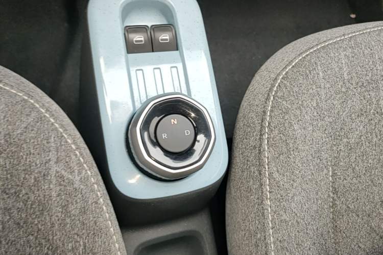Used Geely Galaxy Panda 2023 Panda Mini 200km Endurance Bear Gear Lever