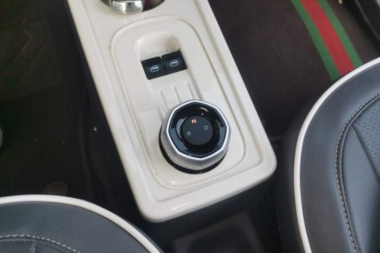 Used Geely Galaxy Panda 2023 Panda Mini 200km Endurance Bear Gear Lever