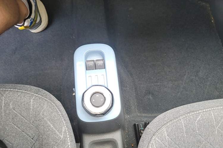 Used Geely Galaxy Panda 2023 Panda Mini 200km Endurance Bear Gear Lever