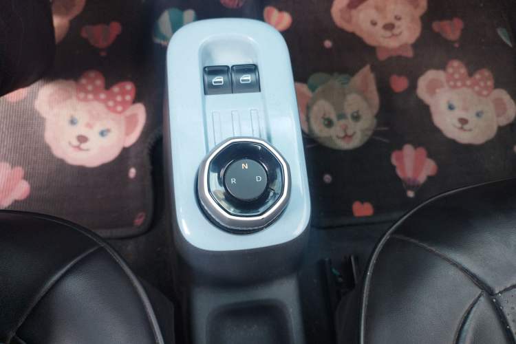Used Geely Galaxy Panda 2023 Panda Mini 200km Endurance Bear Gear Lever