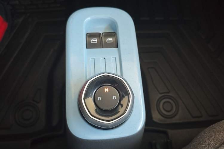 Used Geely Galaxy Panda 2023 Panda Mini 200km Endurance Bear Gear Lever