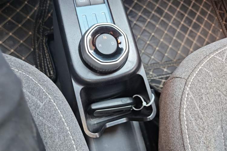 Used Geely Galaxy Panda 2023 Panda Mini 200km Endurance Bear Gear Lever