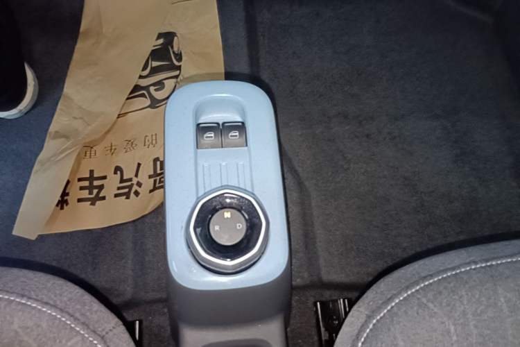 Used Geely Galaxy Panda 2023 Panda Mini 200km Endurance Bear Gear Lever
