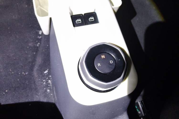 Used Geely Galaxy Panda 2023 Panda Mini 200km Endurance Bear Gear Lever