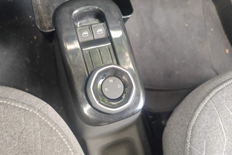 Used Geely Galaxy Panda 2023 Panda Mini 200km Endurance Bear Gear Lever