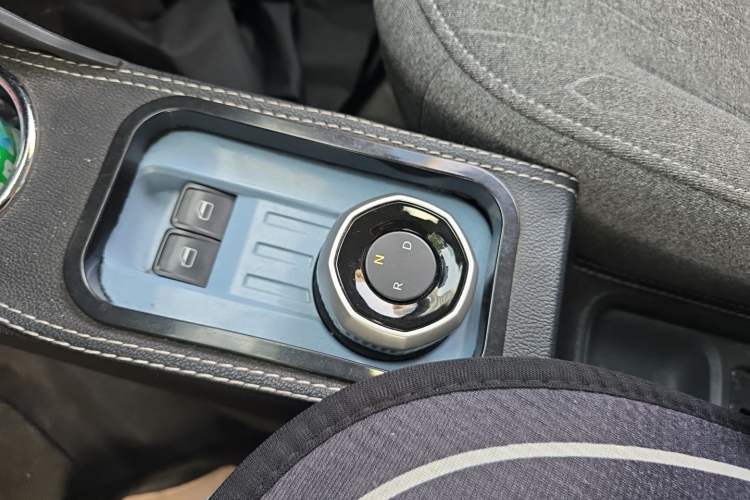 Used Geely Galaxy Panda 2023 Panda Mini 200km Endurance Bear Gear Lever