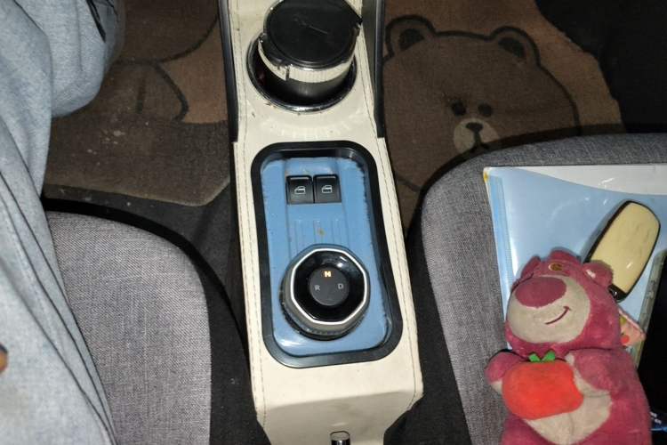 Used Geely Galaxy Panda 2023 Panda Mini 200km Endurance Bear Gear Lever
