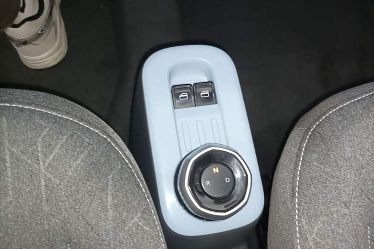 Used Geely Galaxy Panda 2023 Panda Mini 200km Endurance Bear Gear Lever