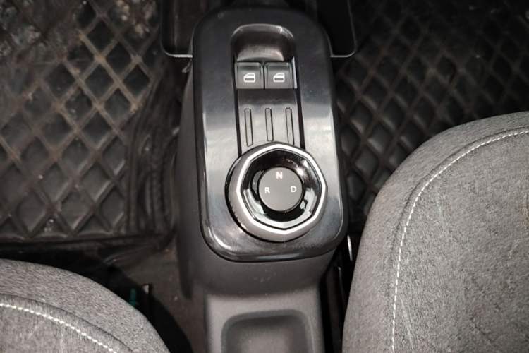 Used Geely Galaxy Panda 2023 Panda Mini 200km Little Yellow Duck Limited Edition — Happy as Can Be Gear Lever