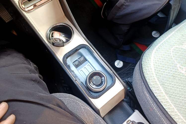 Used Geely Galaxy Panda 2023 Panda Mini 200km Endurance Bear Gear Lever