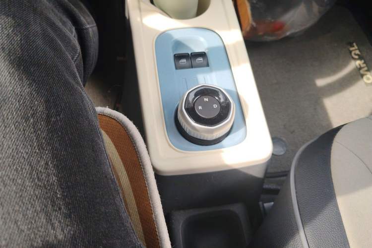 Used Geely Galaxy Panda 2023 Panda Mini 200km Endurance Bear Gear Lever