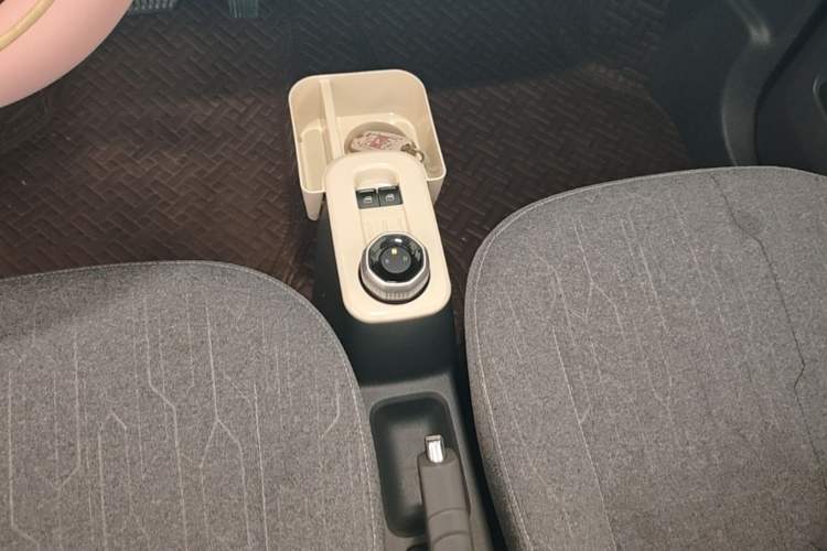 Used Geely Galaxy Panda 2023 Panda Mini 200km Endurance Bear Gear Lever
