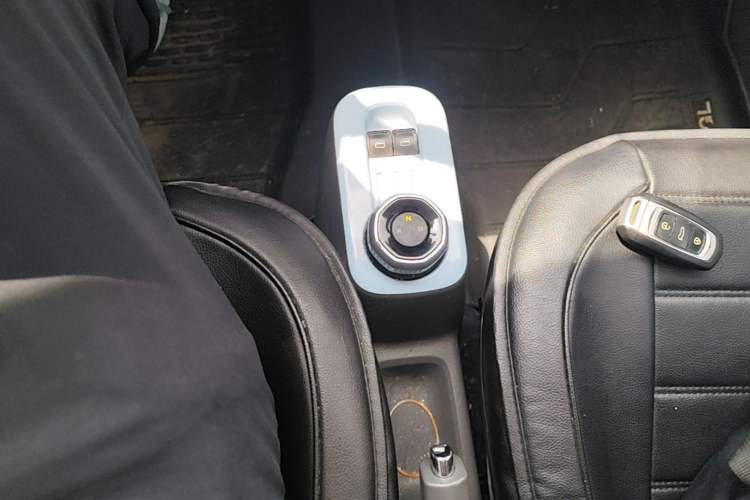 Used Geely Galaxy Panda 2023 Panda Mini 120km Super Cute Bear Gear Lever