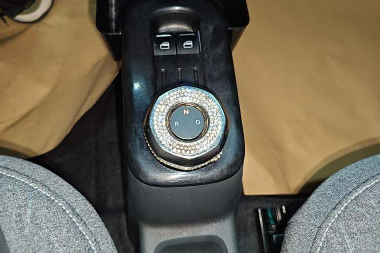 Used Geely Galaxy Panda 2023 Panda Mini 200km Endurance Bear Gear Lever