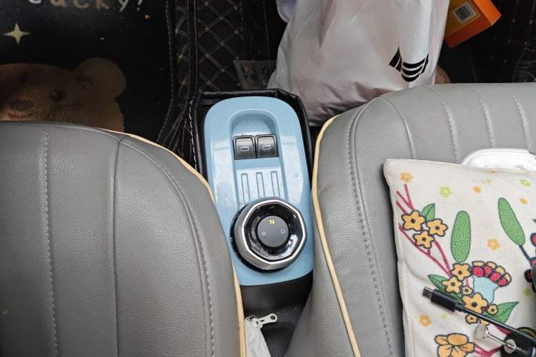 Used Geely Galaxy Panda 2023 Panda Mini 200km Endurance Bear Gear Lever