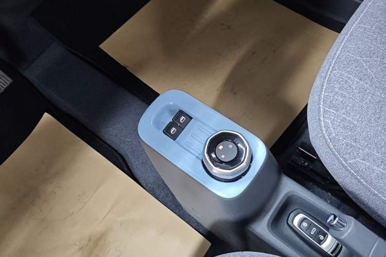 Used Geely Galaxy Panda 2023 Panda Mini 200km Endurance Bear Gear Lever