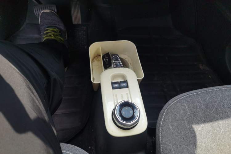 Used Geely Galaxy Panda 2023 Panda Mini 200km Endurance Bear Gear Lever