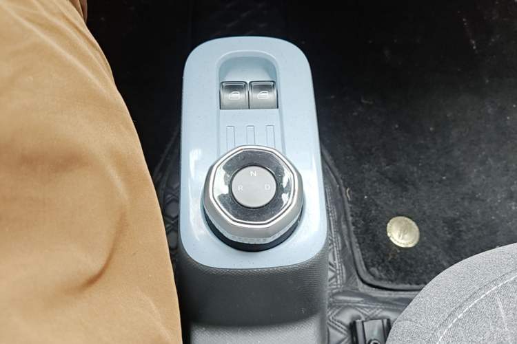 Used Geely Galaxy Panda 2023 Panda Mini 200km Endurance Bear Gear Lever