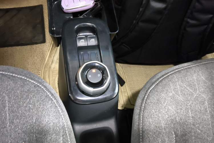 Used Geely Galaxy Panda 2023 Panda Mini 200km Endurance Bear Gear Lever
