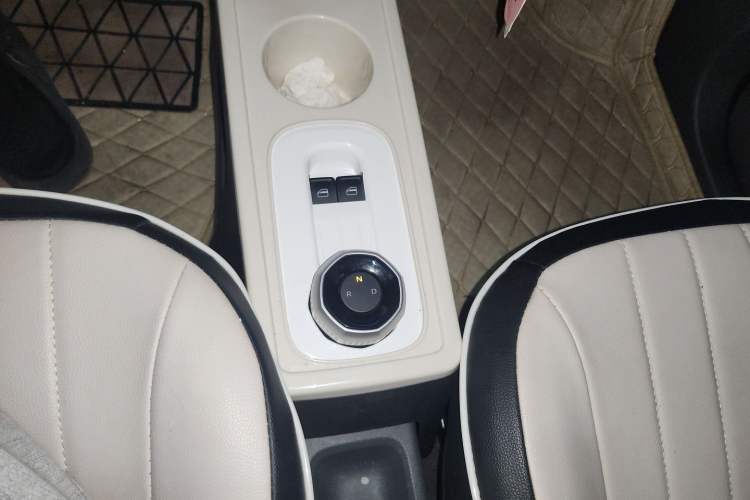 Used Geely Galaxy Panda 2023 Panda Mini 200km Endurance Bear Gear Lever