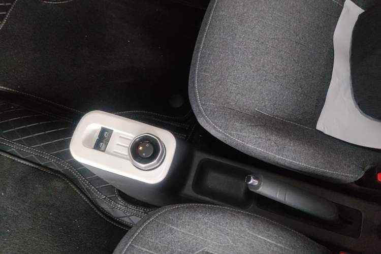 Used Geely Galaxy Panda 2023 Panda Mini 200km Endurance Bear Gear Lever