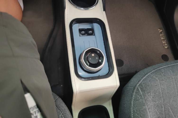 Used Geely Galaxy Panda 2023 Panda Mini 200km Endurance Bear Gear Lever