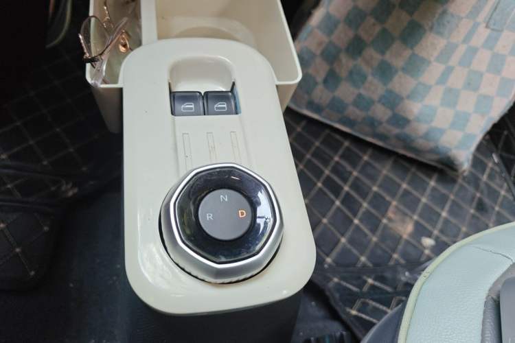 Used Geely Galaxy Panda 2023 Panda Mini 200km Endurance Bear Gear Lever