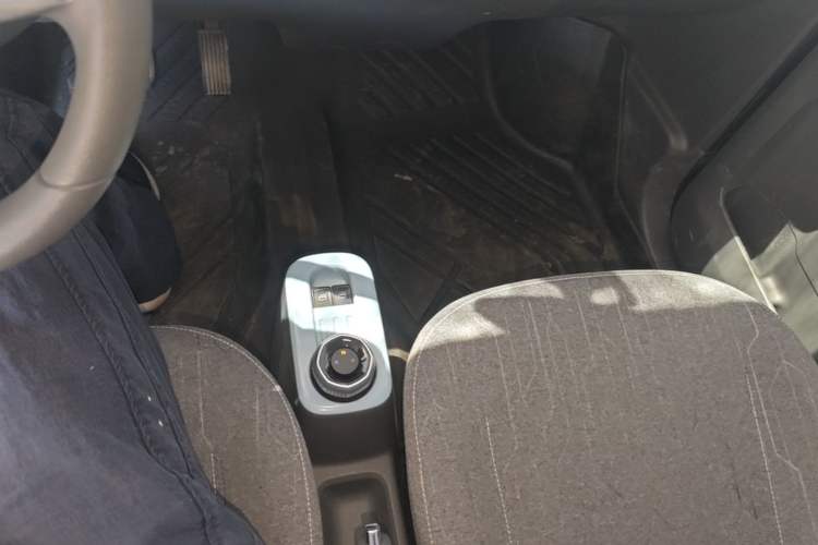Used Geely Galaxy Panda 2023 Panda Mini 200km Endurance Bear Gear Lever