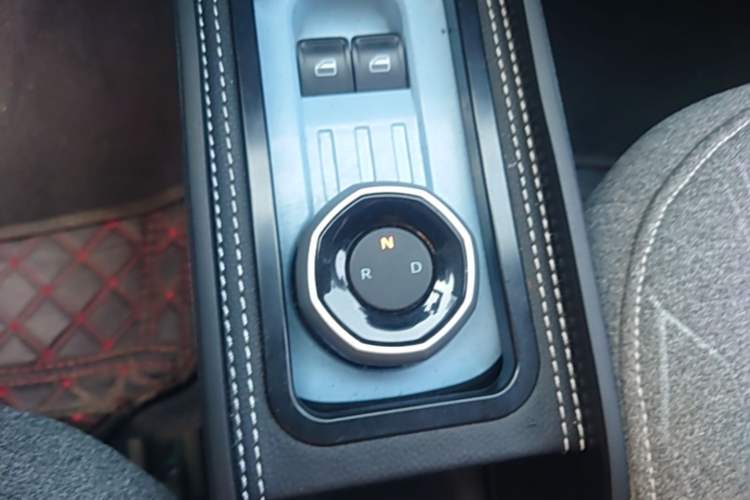 Used Geely Galaxy Panda 2023 Panda Mini 200km Endurance Bear Gear Lever