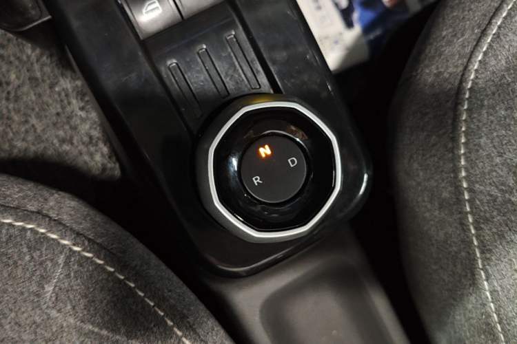 Used Geely Galaxy Panda 2023 Panda Mini 200km Endurance Bear Gear Lever