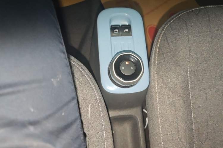 Used Geely Galaxy Panda 2023 Panda Mini 200km Endurance Bear Gear Lever