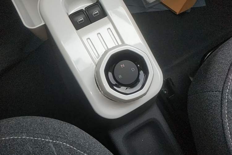 Used Geely Galaxy Panda 2023 Panda Mini 200km Endurance Bear Gear Lever