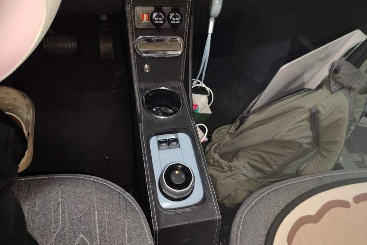 Used Geely Galaxy Panda 2023 Panda Mini 200km Endurance Bear Gear Lever