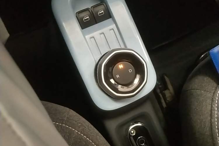 Used Geely Galaxy Panda 2023 Panda Mini 200km Endurance Bear Gear Lever