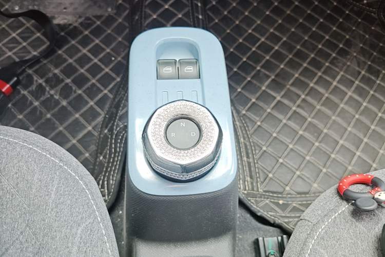 Used Geely Galaxy Panda 2023 Panda Mini 200km Endurance Bear Gear Lever