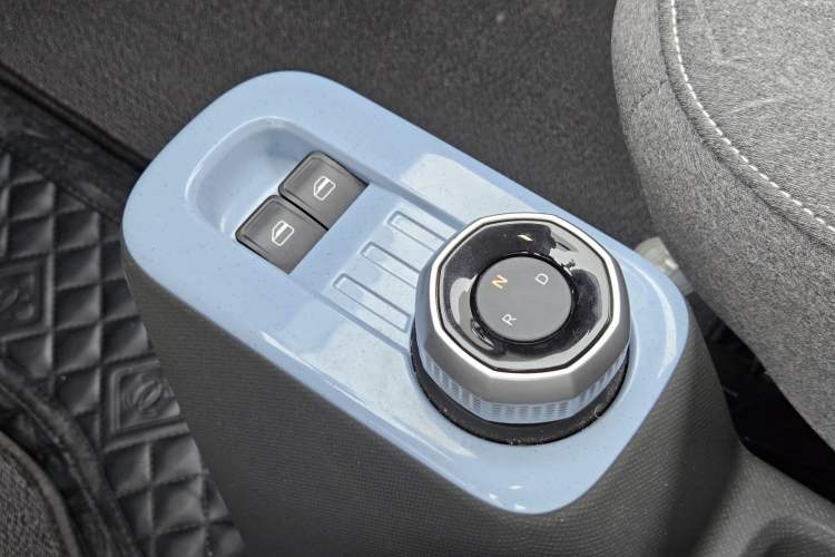 Used Geely Galaxy Panda 2023 Panda Mini 200km Endurance Bear Gear Lever
