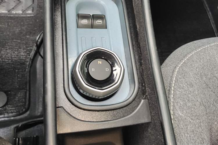 Used Geely Galaxy Panda 2023 Panda Mini 200km Endurance Bear Gear Lever