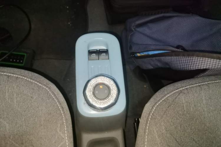 Used Geely Galaxy Panda 2023 Panda Mini 200km Endurance Bear Gear Lever